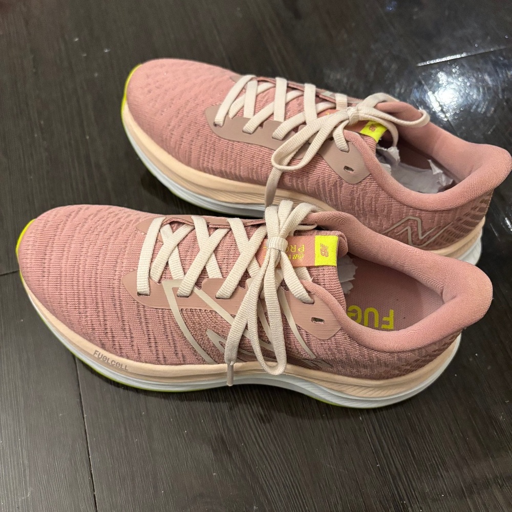 NWOT New Balance FuelCell Propel V4 Running Sneakers, size 5